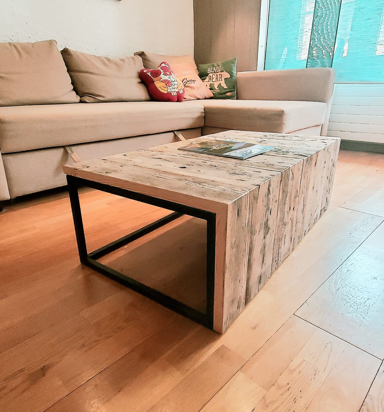 Table en boie et métal